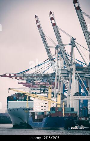 Allemagne, Hambourg, port de Hambourg, le déchargement de navires porte-conteneurs Banque D'Images