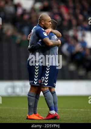 Charlton Athletic Josh Magennis est félicité par le coéquipier Jake Forster-Caskey après avoir marquant le deuxième but de son côté du jeu Banque D'Images