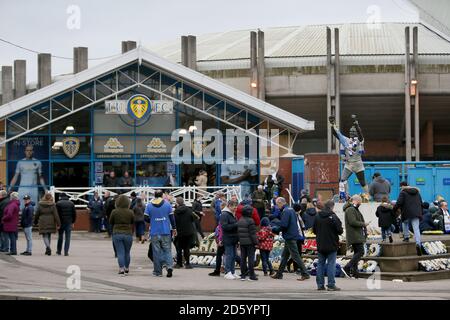 Une vue des fans arrivant à Elland Road avant le jeu Banque D'Images