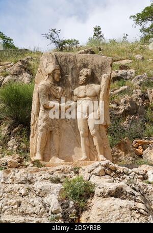 Turquie, Anatolie, Anatolie du Sud-est, province d'Adiyaman, Kahta, Parc national de Nemrut Dagi, Arsmeia sur les Nymphaios, Dexiosisrelief des Antiochos et des Héracles Banque D'Images