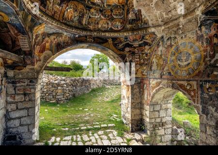 Albanie, Qark Korca, Vithkuq, Manastiri i Shen Pjetrit, Monastère Saint-Pierre et Paul, peintures en plein air dans le porche Banque D'Images