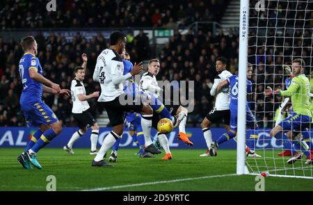 Matej Vydra du comté de Derby a un tir sur le but Banque D'Images