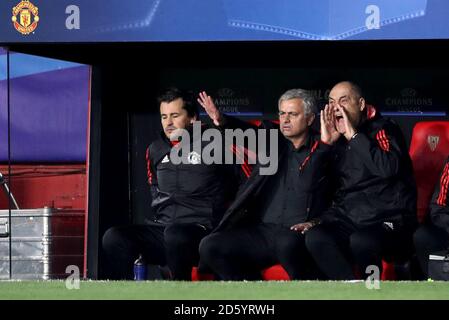 Jose Mourinho, directeur de Manchester United (deuxième à partir de la gauche) gestes sur la ligne de contact Banque D'Images