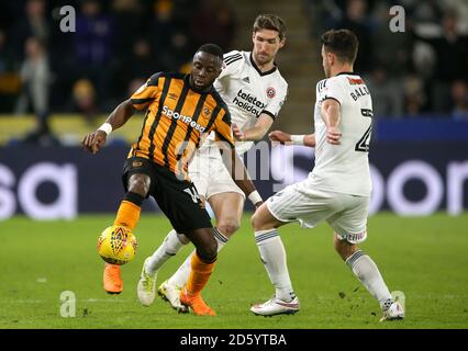 Adama Diomande de Hull City (à gauche) en action avec Sheffield United Chris Basham (au centre) et George Baldock Banque D'Images