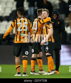 Max Clark (à droite) de Hull City célèbre avec ses coéquipiers Jarrod Bowen (Au centre) et Fraizer Campbell applaudit les fans après le match Banque D'Images