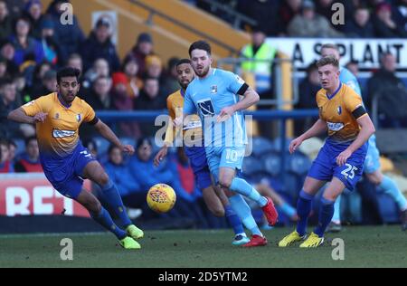 Marc McNulty (centre) de Coventry City prend la rue Malvind de Mansfield Town Benning (à gauche) et Calum Butcher Banque D'Images