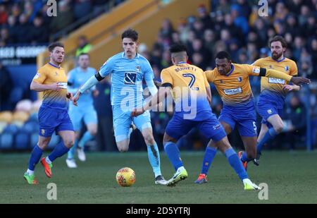 Tom Bayliss de Coventry City (à gauche) et Rhys Bennett de Mansfield Town bataille pour le ballon Banque D'Images