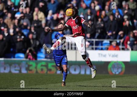 Famara Diedhiou de Bristol City (à droite) et Joe Bennett de Cardiff City bataille pour le ballon Banque D'Images