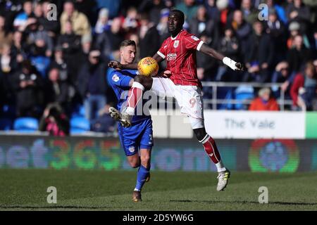 Famara Diedhiou de Bristol City (à droite) et Joe Bennett de Cardiff City bataille pour le ballon Banque D'Images