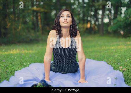 Croatie, femme pratiquant le yoga dans les bois, yoga dans la nature Banque D'Images