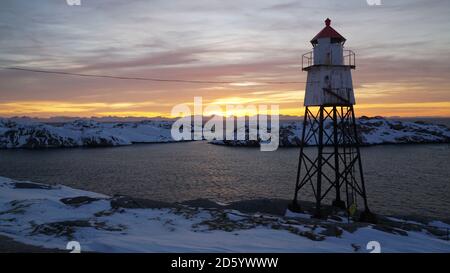 Phare du stade de football de Henningsvaer au lever du soleil sur les îles Lofoten en Norvège. Banque D'Images