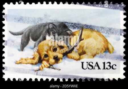 MOSCOU, RUSSIE - 30 SEPTEMBRE 2020: Timbre-poste imprimé aux États-Unis montre Puppy et Kitten, série de Noël, vers 1982 Banque D'Images