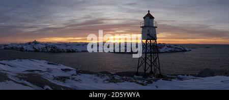 Phare du stade de football de Henningsvaer au lever du soleil sur les îles Lofoten en Norvège. Banque D'Images