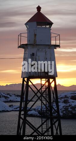 Phare du stade de football de Henningsvaer au lever du soleil sur les îles Lofoten en Norvège. Banque D'Images