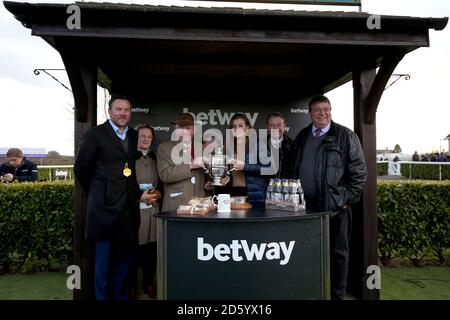 Connexions gagnantes de Silverhow après le Betway handicap Chase (Pour la coupe commémorative Harry Devosee) Banque D'Images