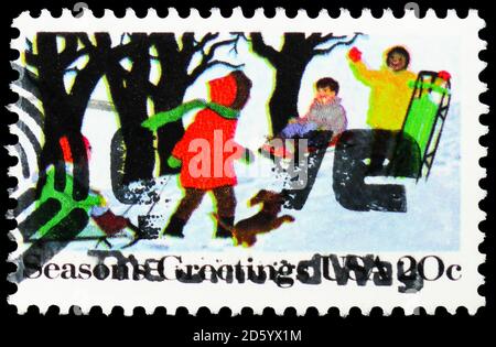 MOSCOU, RUSSIE - 30 SEPTEMBRE 2020: Timbre-poste imprimé aux États-Unis montre Saisons Greetings: Sledders, série de Noël, vers 1982 Banque D'Images