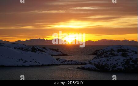 Phare du stade de football de Henningsvaer au lever du soleil sur les îles Lofoten en Norvège. Banque D'Images