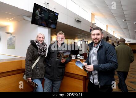 Spectateurs avant le début de la course Banque D'Images