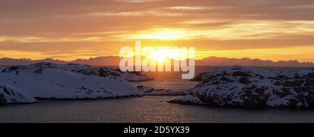 Phare du stade de football de Henningsvaer au lever du soleil sur les îles Lofoten en Norvège. Banque D'Images