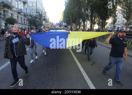 Kiev, Ukraine. 14 octobre 2020. Les militants des partis nationalistes ukrainiens participent à une marche pour célébrer le 78e anniversaire de la création de l'Armée insurrectionnelle ukrainienne (UPA) à Kiev, en Ukraine, le 14 octobre 2020. L'UPA a lutté pour l'indépendance de l'Ukraine contre l'Armée rouge soviétique et les Nazis pendant la Seconde Guerre mondiale, principalement à l'ouest de l'Ukraine jusqu'au début de 1950. Crédit : Serg Glovny/ZUMA Wire/Alay Live News Banque D'Images