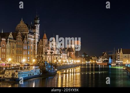 La Pologne, Gdansk, la vieille ville et la rivière Motlawa la nuit Banque D'Images