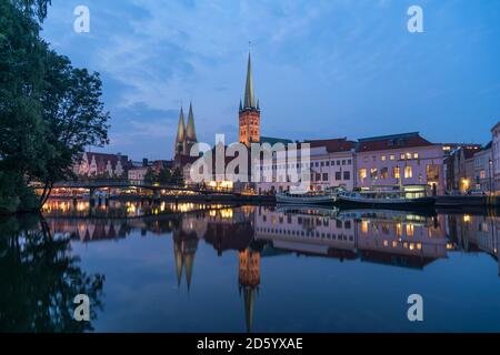 Allemagne, Lübeck, vieille ville et rivière Trave au crépuscule Banque D'Images