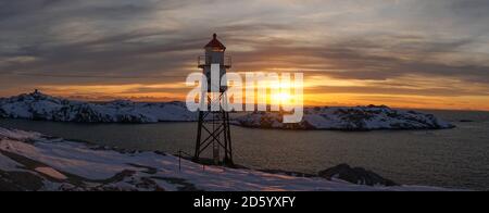 Phare du stade de football de Henningsvaer au lever du soleil sur les îles Lofoten en Norvège. Banque D'Images