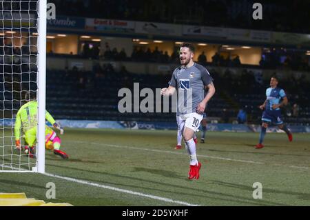 Marc McNulty, de Coventry City, célèbre le premier but de son camp du jeu de la zone de pénalité Banque D'Images