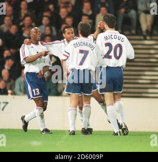 (l-r) Sylvain Wiltord en France fête avec ses coéquipiers Thierry Henry, Didier Deschamps et Johan Micoud après avoir inscrit le premier but Banque D'Images