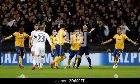 Les joueurs de Juventus font appel à un pénalty pour égaler Szymon Marciniak (deuxième à droite) Banque D'Images