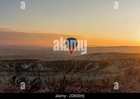 Ballons d'air chaud dans le ciel au lever du soleil en Cappadoce Banque D'Images
