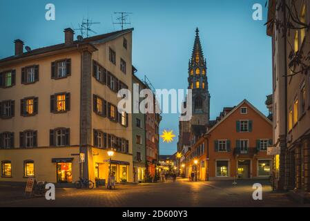 Allemagne, Bade-Wurtemberg, Constance, marché de Noël avec minster en arrière-plan Banque D'Images