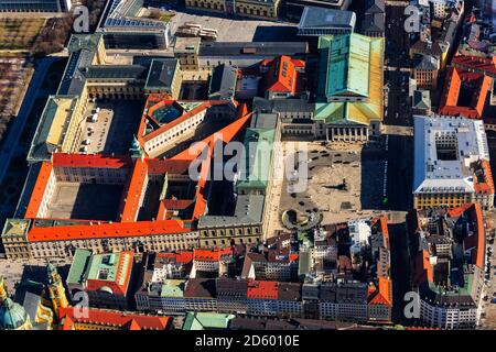 Germany, Bavaria, Munich, le Théâtre National de Max Joseph Square et de la rue Maximilien Banque D'Images