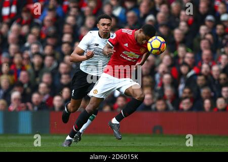 Marcus Rashford de Manchester United passe devant Trent Alexander-Arnold on de Liverpool la manière de marquer le premier but de son côté Banque D'Images