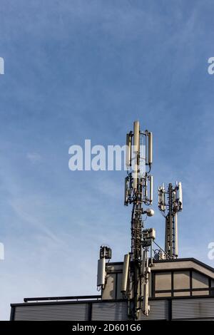 La station de base de téléphonie mobile sur le toit Banque D'Images