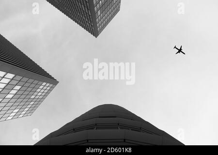 Allemagne, Düsseldorf, vue d'avion et façades d'immeubles de grande hauteur à partir de ci-dessous Banque D'Images
