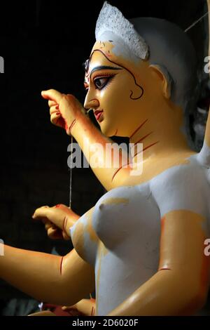 Kolkata au Bengale occidental, Inde le 23 août 2019: L'idole d'argile de la déesse hindoue Durga en préparation pour le festival de Durga Puja au Bengale à Kumartuli Banque D'Images