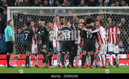 Les temps se font plus froid entre les joueurs de Stoke City et de Manchester City Avant de l'arbitre Jon Moss Banque D'Images