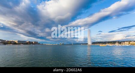 La Suisse, Genève, le lac Léman avec fontaine Jet d'eau Banque D'Images