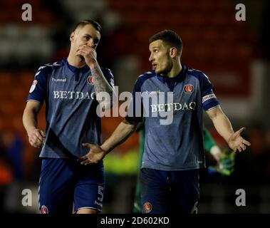 Patrick Bauer de Charlton Athletic et Jason Pearce de Charlton Athletic la défaite Banque D'Images