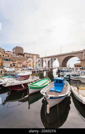 France, Provence, Marseille, vue sur le Vallon des Auffes avec port de pêche en face Banque D'Images