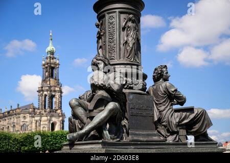 Allemagne, Saxe, Dresde, terrasse de Bruehl et Cathédrale de Dresde, Monument d'Ernst Rietschel en premier plan Banque D'Images