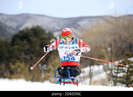 Yves Bourque, du Canada, participe à la course de ski de fond de 7,5 km des hommes au Alpensia Biathlon Centre durant le huitième jour des Jeux paralympiques d'hiver de 2018 à PyeongChang en Corée du Sud Banque D'Images