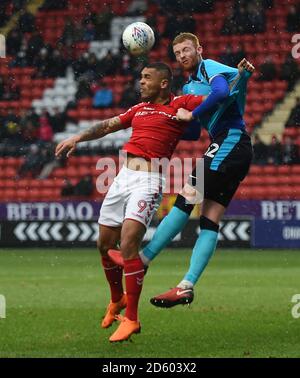 Josh Magennis, de Charlton Athletic (à gauche), lutte pour le ballon Fleetwood Cian Bolger de la ville Banque D'Images