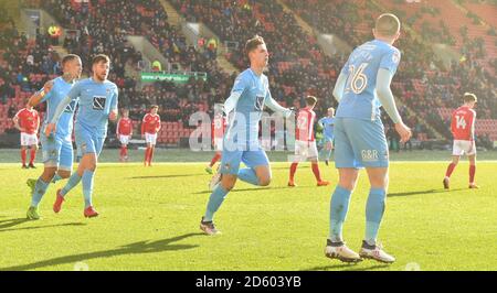 Tom Bayliss (au centre) de Coventry City célèbre le deuxième score de son équipe objectif Banque D'Images