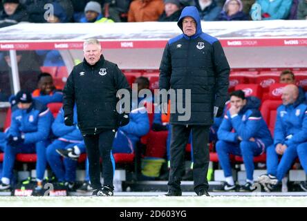 Sam Allardyce, directeur d'Everton (à droite) et Sammy Lee, directeur adjoint tenez-vous sur la ligne de contact Banque D'Images