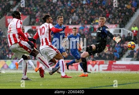 Eric Maxim Choupo-Mosing de la ville de Stoke (deuxième à partir de la gauche) marque le premier but de son côté du jeu Banque D'Images