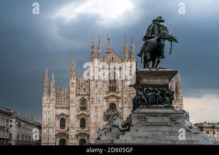 Italie, Milan, Monument du Roi Victor Emmanuel II et Cathédrale de Milan sur la Piazza del Duomo Banque D'Images