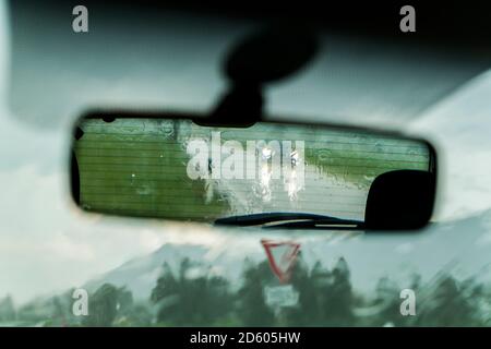 Voir à conduire par la pluie miroir Banque D'Images