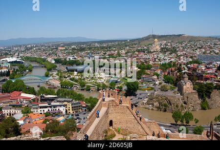 Géorgie, Tbilissi, vue depuis la forteresse de Narikala sur le fleuve Kura Banque D'Images